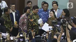 Menko Perekonomian Airlangga Hartarto (tengah) menyerahkan draft RUU Omnibus Law kepada Ketua DPR Puan Maharani di Kompleks Parlemen, Senayan, Jakarta, Rabu (12/2/2020). Pemerintah mengajukan RUU Omnibus Law Cipta Lapangan Kerja dan RUU Omnibus Law Perpajakan. (Liputan6.com/Johan Tallo)