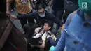 Seorang pelajar mendapat perawatan setelah terkena gas air mata dalam demonstrasi di belakang Gedung DPR, Palmerah, Jakarta, Rabu (25/9/2019). Polisi menggelar sweeping di sejumlah titik untuk menjaring pelajar yang terlibat dalam demonstrasi. (Liputan6.com/Angga Yuniar)