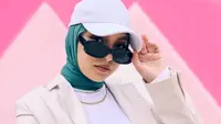 Model Kacamata Hitam untuk Hijaber yang Lagi Tren, Sentuhan Simpel yang Bikin Look Lebih Elegan