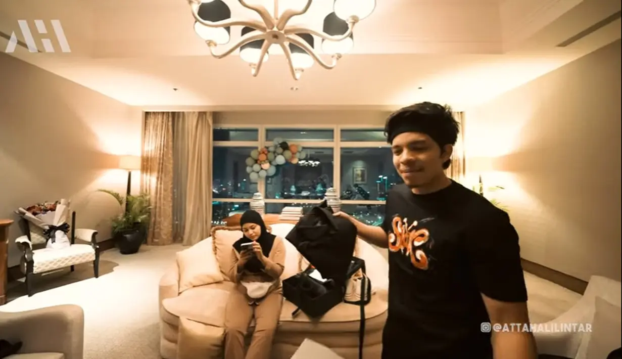 Atta Halilintar buka kado Ultah (Youtube/ AH)