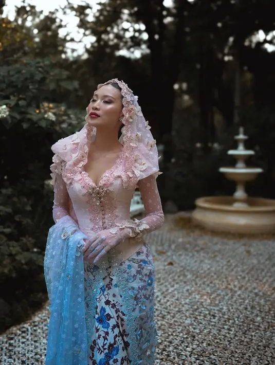 <p>Dalam balutan kebaya rancangan @eddybetty, Patricia tampil bagaikan dewi dalam dongeng modern. [@patriciagouw].</p>