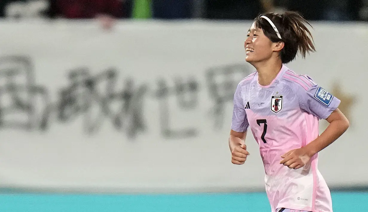 Pemain Jepang, Hinata Miyazawa melakukan selebrasi setelah mencetak gol ketiga timnya ke gawang Norwegia pada laga 16 besar Piala Dunia Wanita 2023 di Wellington Regional Stadium, Wellington, Selandia Baru, Sabtu (05/08/2023). (AP Photo/Alessandra Tarantino)