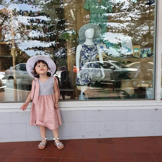 Gaya Menggemaskan Brie Saat Kenakan Dress Berwarna Merah Muda
