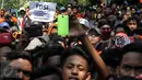  Ratusan Suporter Persija Jakarta Jakmania memadati jalan depan Kantor Kementerian Pemuda dan Olahraga, Jakarta, Selasa (11/8/2015). mereka meminta Surat Keputusan (SK) Menpora terkait pembekuan PSSI dicabut.(Liputan6.com/JohanTallo)