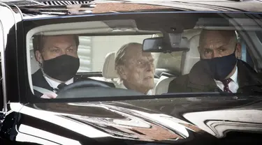 Pangeran Philip (tengah) berada di dalam mobil saat meninggalkan rumah sakit Prince Edward VII di London, Selasa (116/3/2021). Suami Ratu Elizabeth II yang berusia 99 tahun itu dirawat di rumah sakit selama empat pekan terkait infeksi dan operasi jantung. (Stefan Rousseau/PA via AP)