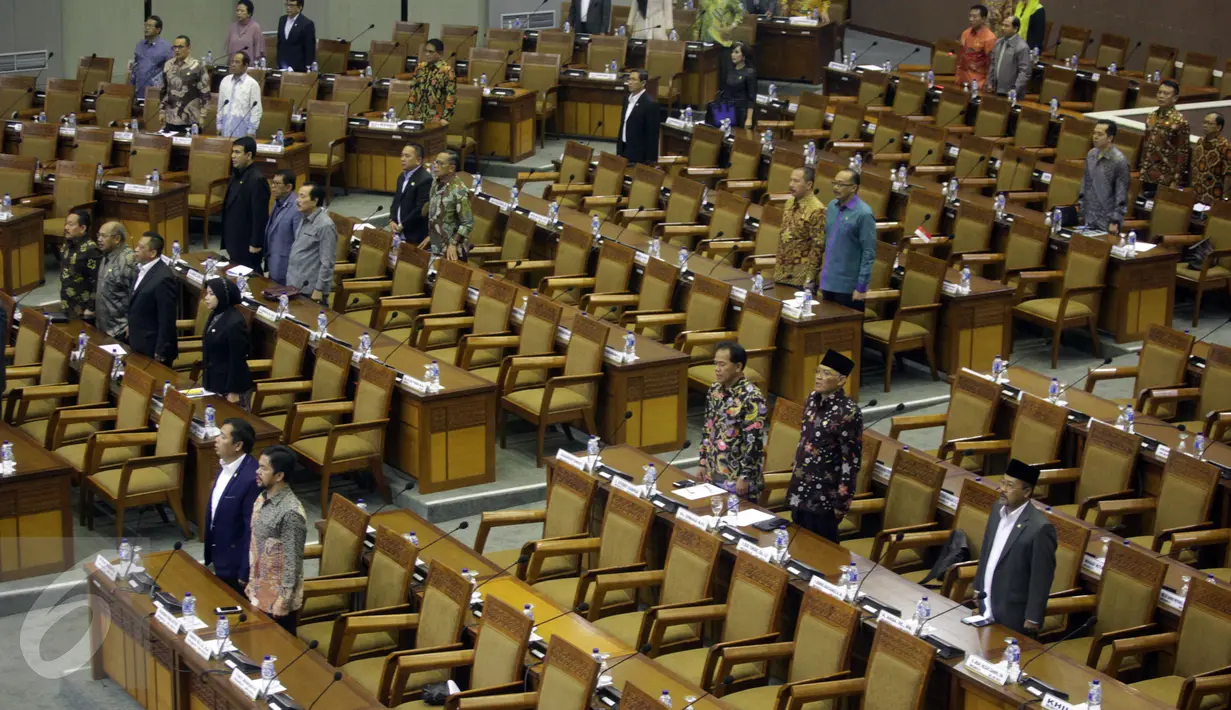 Anggota dewan mengikuti Rapat Paripurna ke-33 Masa Persidangan V tahun 2015-2016 di  Senayan, Jakarta, (20/7).Rapat paripurna kali ini membahas pertanggungjawaban pelaksanaan APBN 2015 dan penetepan komisioner KPI. (Liputan6.com/Johan Tallo)