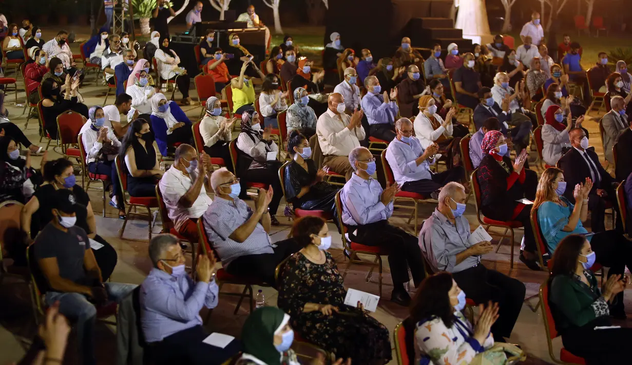 Pengunjung menyaksikan konser di teater terbuka Gedung Opera Kairo, Mesir, Kamis (9/7/2020). Sekitar 400 pengunjung menghadiri konser yang diadakan di teater terbuka Gedung Opera Kairo. (Xinhua/Ahmed Gomaa)