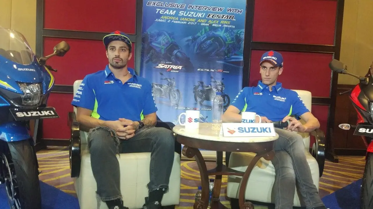 Pembalap Suzuki Ecstar, Andrea Iannoen (kiri) dan Alex Rins.