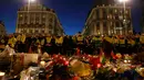 Petugas keamanan setempat juga ikut berkumpul di Place de la Bourse untuk mendoakan korban yang tewas pada serangan bom hari beberapa hari lalu, Brussels, Belgia, 25 Maret 2016. (REUTERS / Christian Hartmann)