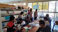 Siswa SMK St. Mathilda, mengikuti vaksinasi yang digelar oleh Polres Sikka. (Liputan6.com/Dionisius Wilibardus)