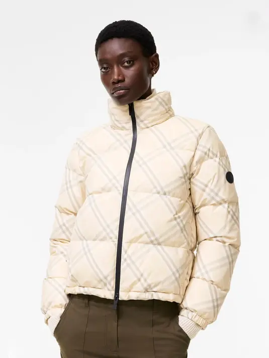 Nah untuk yang sedang bersiap pergi ke negara musim dingin jangan sampai kelewatan. Check Ambleside Puffer Jacket yang berisi bulu angsa dengan potongan classic fit. / Foto dok: Burberry.