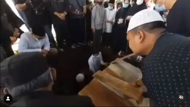 6 Potret Suasana Haru Pemakaman Ayah Citra Kirana, Keluarga Sudah Ikhlas