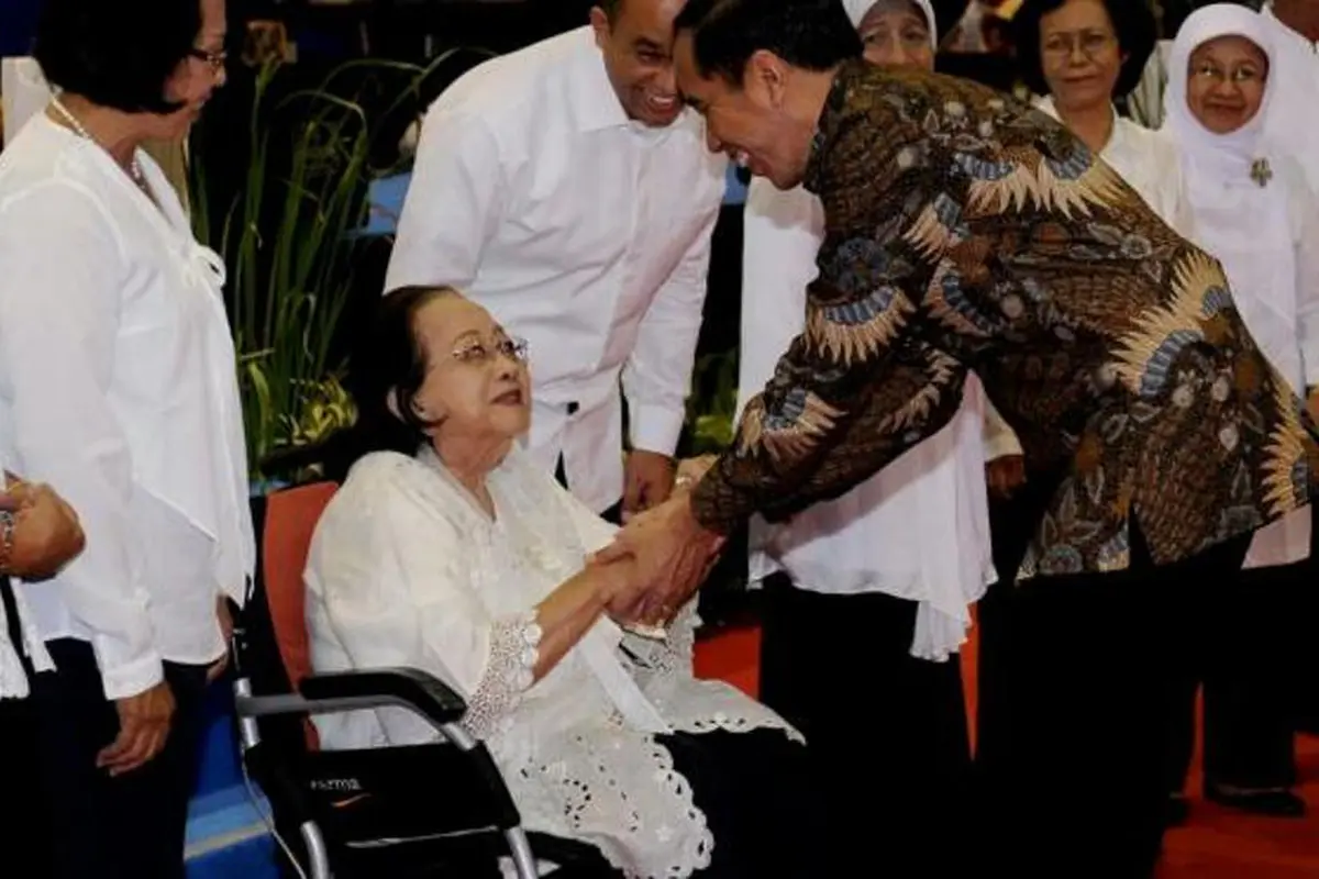 Hari Guru 2015, Jokowi Cium Tangan dan Tunduk kepada Sang Guru