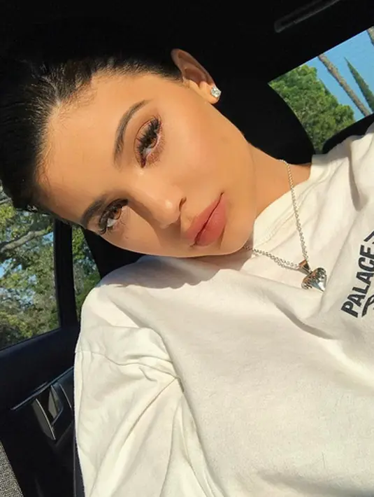 “Sebenarnya kini Kylie merasa kesepian. Ia juga sangat rapuh. Memang tidak terlihat. Sekarang ia sangat memerlukan perhatian yang lebih,” ungkap sumber. (Instagram/Kyliejenner)