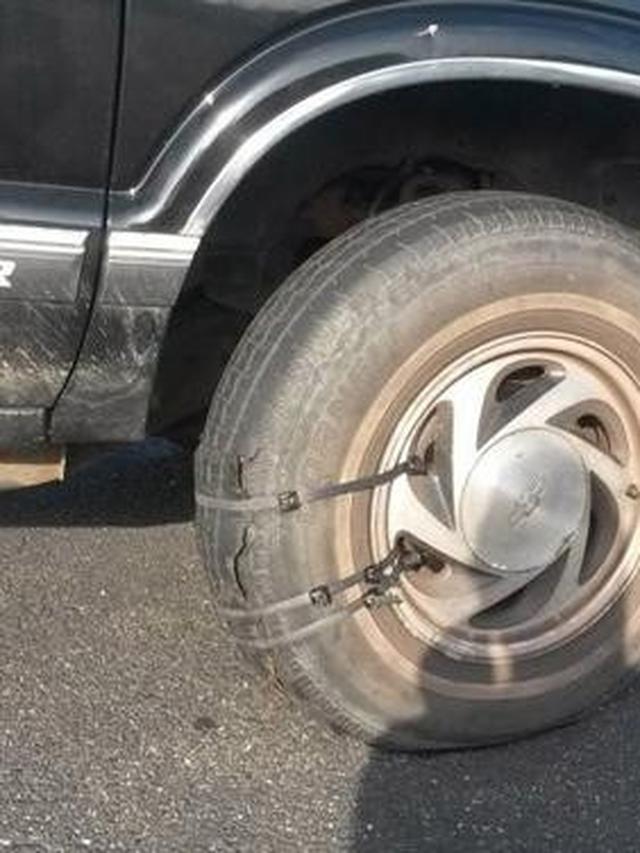 7 Cara Nyeleneh Orang Ganti Roda Mobil dalam Keadaan Darurat Ini Kreatif Banget