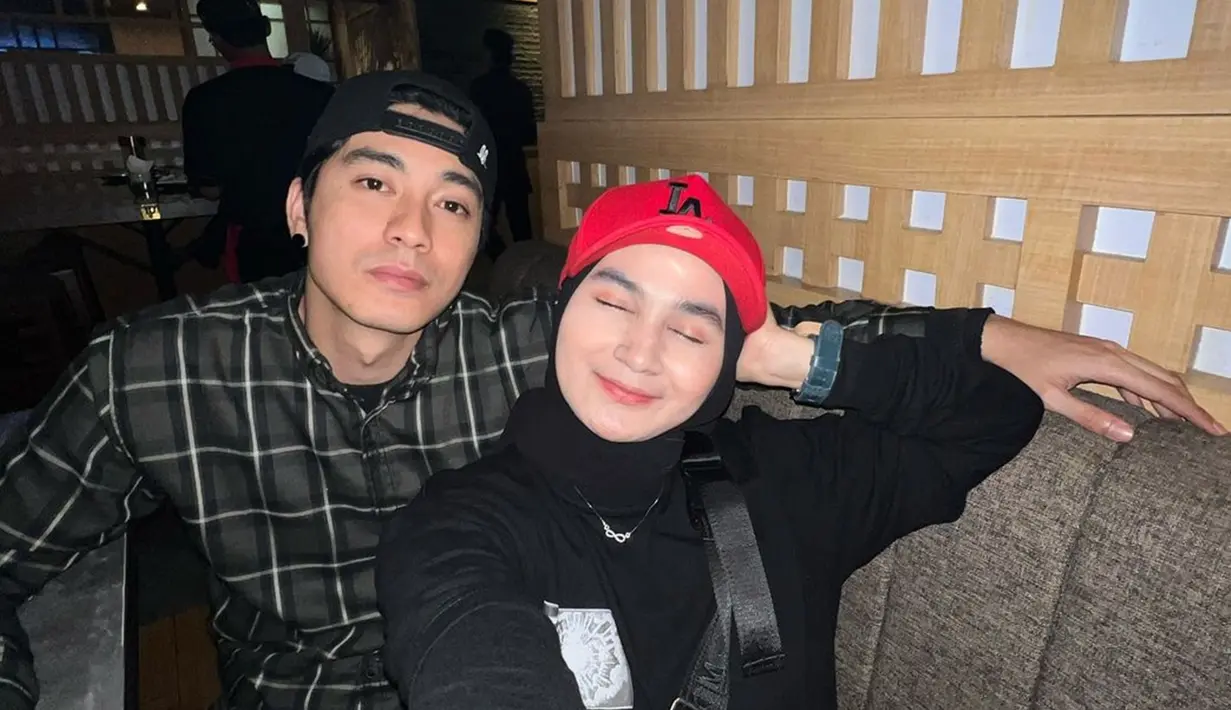 Pakai oufit serba hitam, Evan dan Tami tampil selaras. Evan Marvino tampil santai dengan kemeja kotak-kotak, celana jeans dan topi hitam. Sementara Tami stylish dengan kaus hitam, jeans denim dan topi warna merah. Untuk sang suami, Tami hanya menyiapkan kue mirip cupcakes kecil dan es krim. Meski begitu tetap membuat Evan Marvino bahagia karena rayakan ultah bareng orang tersayang. (Liputan6.com/IG/@evanmarvino)