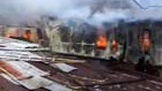 Puluhan rumah warga terbakar di Makassar, Sulsel. Peristiwa yang terjadi di gang sempit itu diduga akibat hubungan pendek arus listrik. 