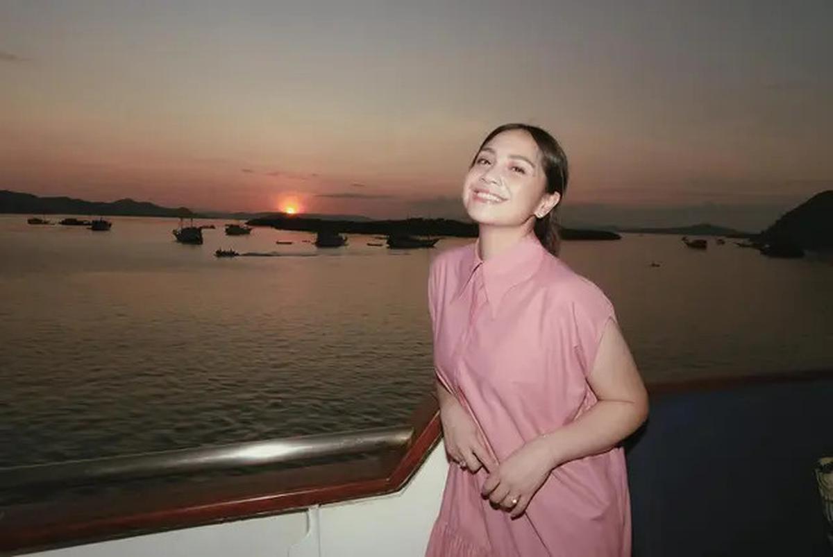 4 Potret Menawan Nagita Slavina di Labuan Bajo, Tampil Elegan dengan Dress Pink