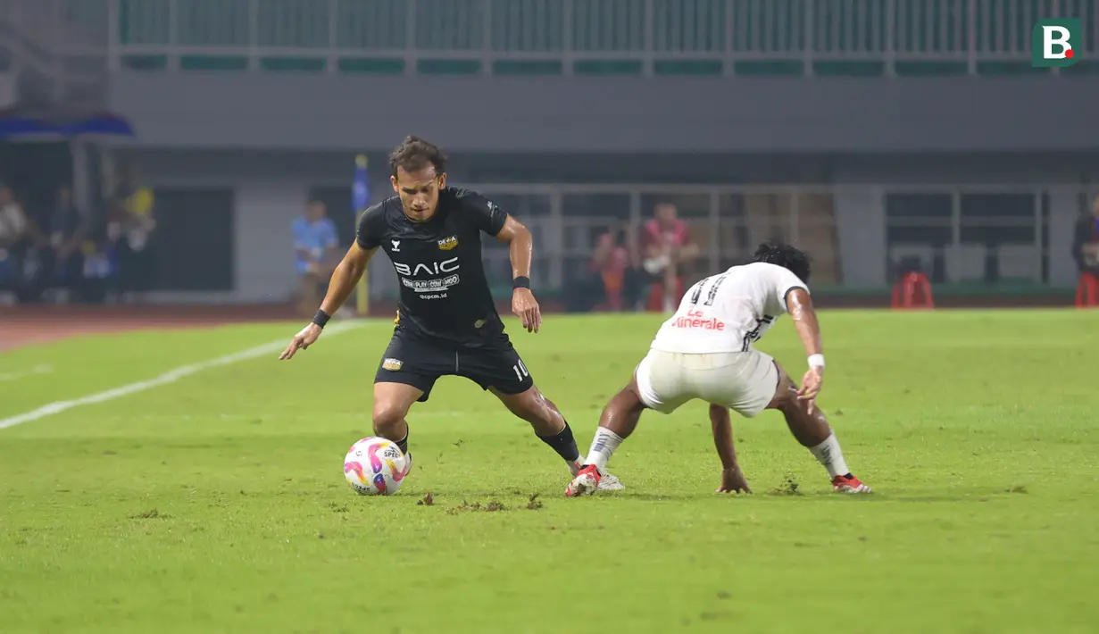 Aksi Egy Maulana Vikri yang mampu melewati dan membuat Firza Andika terpeleset dalam laga pekan ke-22 BRI Liga 1 2024/2025 Dewa United vs Persija Jakarta di Stadion Pakansari, Sabtu (8/2/2025). (Bola.com/Abdul Aziz)