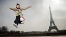 Aksi Andreas bermain bersama bola di Place du Trocadero, dengan  latar menara Effeil, Paris, Jumat (18/3/2016).  S3 Society akan tampil pada Euro 2016 Pracis tanggal 10 Juni-10 Juli 2016. (AFP/Lionel Bonaventure)