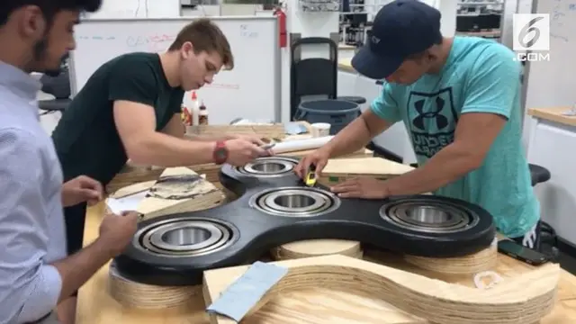 Sebuah video menunujukan 3 orang yang sedang membuat Fidget Spinner raksasa.