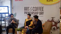 Muhammad Aga (kiri) dan Deri Soraya (tengah) membagikan tentang pentingnya kopi sehat di tengah meningkatnya budaya minum kopi. (dok. Tropicana Slim)
