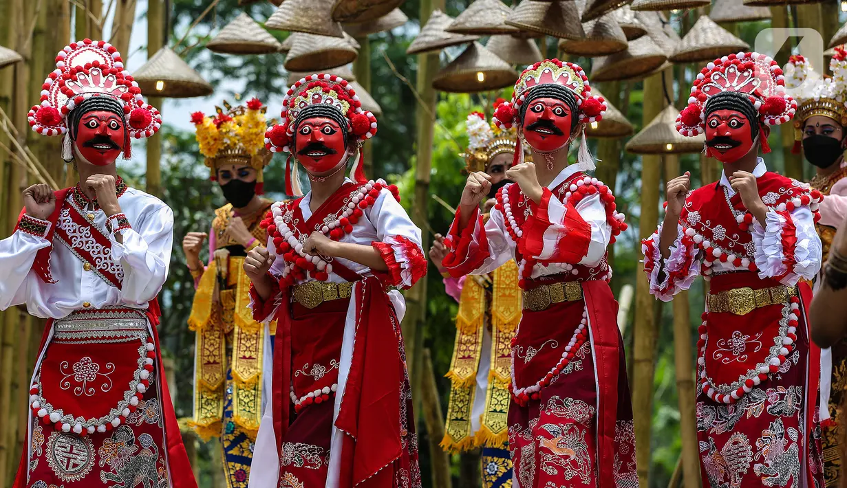 Tarian dan fashion show berlatar belakang alam di Grand Smesco Hills Cisarua, Bogor, Minggu (11/4/2021). Kegiatan Kartini Festival ini untuk mempromosikan campaign perempuan Indonesia berbudaya, berbudi pekerti luhur, dan mencintai produk lokal khas Indonesia. (Liputan6.com/JohanTallo)