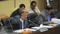 Ketua Komisi II DPR Rambe Kamarulzaman saat mengikuti rapat kerja dengan Kementerian Dalam Negeri di Ruang Rapat Komisi II, Gedung DPR, Senayan, Jakarta, Selasa (23/6/2015). Rapat tersebut persiapan Pilkada Serentak 2015. (Liputan6.com/Herman Zakharia)