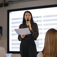 public speaking women/copyright freepik/freepik