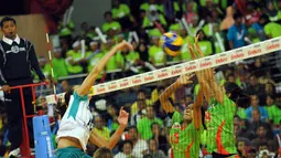 Dua pevoli putri Jakarta Pertamina Energi mencoba menahan smesh pemain Jakarta BNI 46, Antonija Kaleb di Pertamina Proliga 2015, GOR Dome Balikpapan, (8/2/2015). Jakarta Pertamina Energi unggul 3-0. (Liputan6.com/Helmi Fithriansyah)
