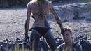 Akibat aksinya ini tubuh Gotze dan Ann penuh dengan lumpur. Tetapi mereka terlihat menikmati sensasi mandi lumpur ini, Formentera, Spanyol (Dailymail)