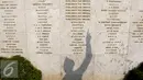 Dinding berisi nama-nama pahlawan yang telah gugur dalam perang di TMP Kalibata, Jakarta, Senin (10/8/2015). Ziarah bertujuan untuk mengingat kembali perjuangan mereka merebut dan mempertahankan kemerdekaan. (Liputan6.com/Yoppy Renato)