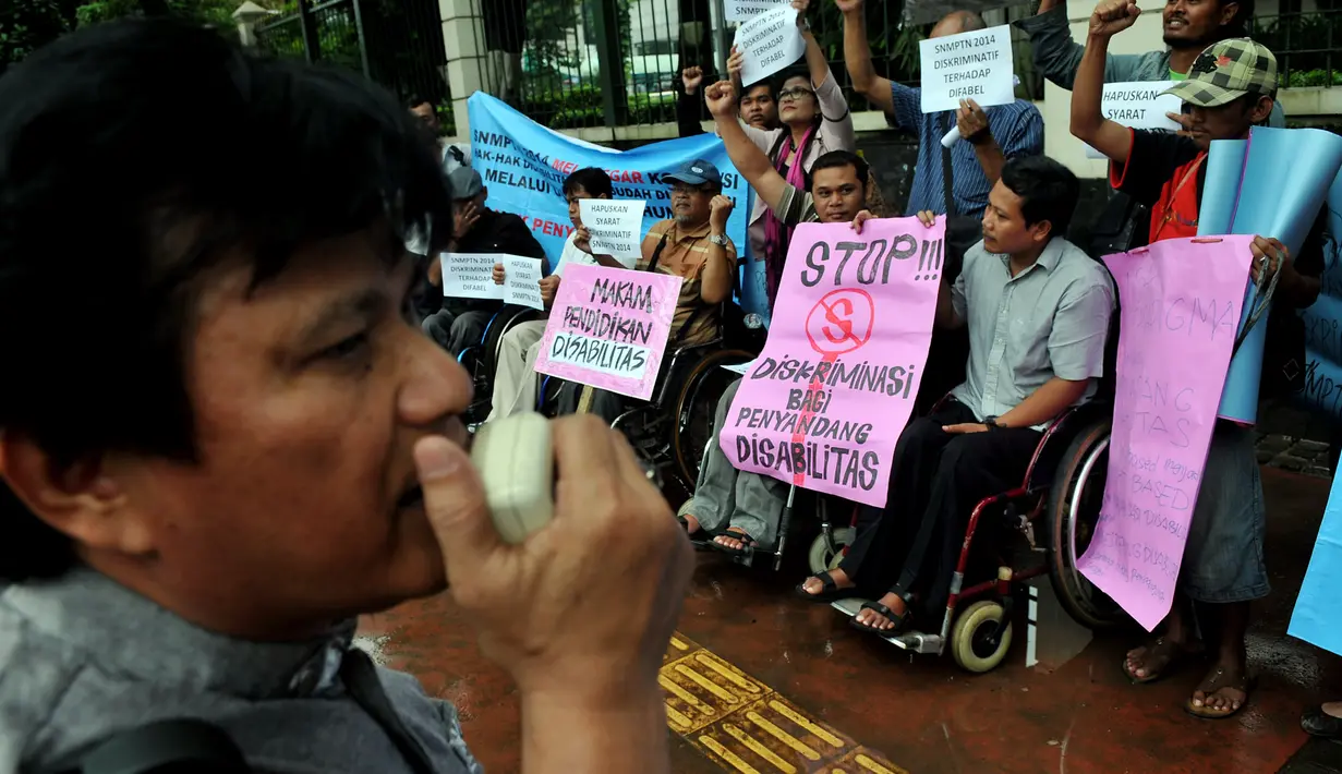 Para pengunjuk rasa membawa berbagai macam tulisan yang isinya menentang diskriminasi terhadap penyandang disabilitas (Liputan6.com/JohanTallo).