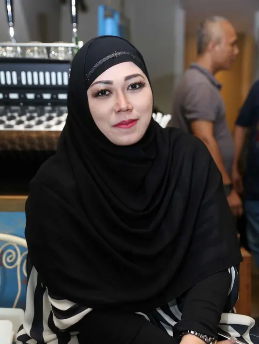 Didampingi pengacara senior Ina Rahman, Senin (9/11/2015), RP muncul setelah dua pekan terakhir pemberitaan soal poligami terhadap Ustad Aswan ramai di media.  (Nurwahyunan/Bintang.com)