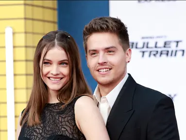 Aktor Dylan Sprouse (kanan) dan model Barbara Palvin menghadiri pemutaran perdana film Bullet Train di Regency Village Theatre, Los Angeles, California, Amerika Serikat, 1 Agustus 2022. Dylan Sprouse dan pacarnya, Barbara Palvin, mengenakan setelan pakaian hitam-putih yang serasi pada pemutaran perdana film Bullet Train. (Michael Tran/AFP)