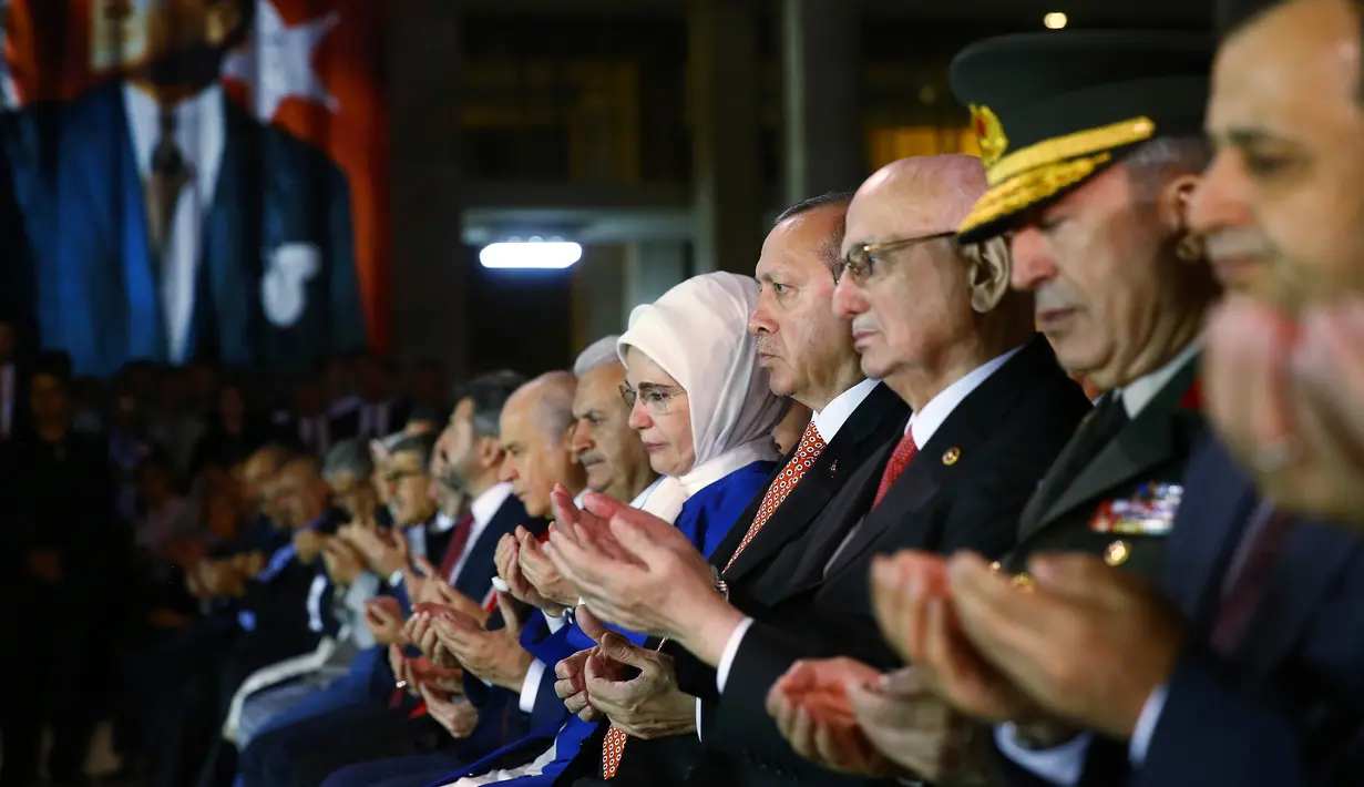 Presiden Turki Recep Tayyip Erdogan beserta pejabat pemerintah Turki melakukan doa bersama saat upacara memperingati satu tahun gagalnya kudeta di Ankara, Turki (15/7). (Presidency Press Service via AP, Pool)