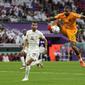 Pemain Belanda, Memphis Depay mengontrol bola saat matchday ketiga Grup A Piala Dunia 2022 melawan Qatar yang berlangsung di Stadion Al Bayt, Selasa (29/11/2022). (AP/Lee Jin-man)