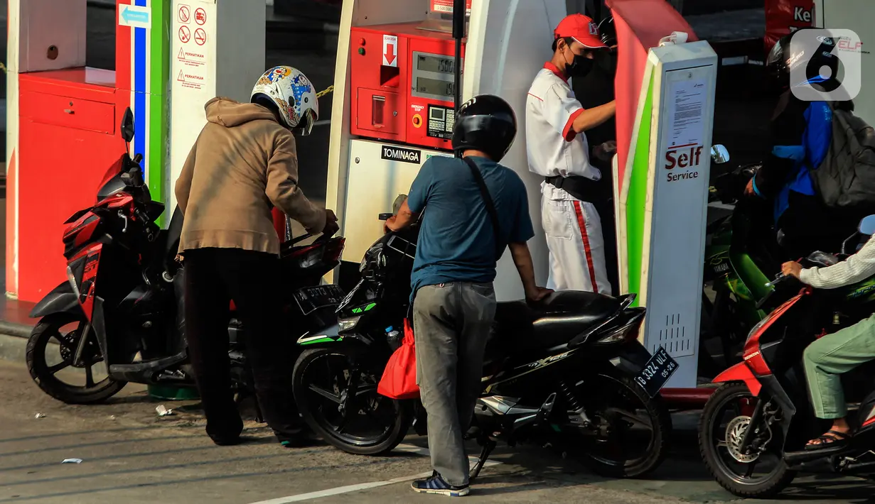Pengendara motor antre mengisi bahan bakar minyak (BBM) di SPBU Kelapa Dua, Jakarta , Kamis (14/4/2022). Pemerintah memberi sinyal akan menaikkan harga Pertalite dan solar. Hal ini menjadi langkah pemerintah dalam menghadapi dampak kenaikan harga minyak mentah dunia. (Liputan6.com/Johan Tallo)