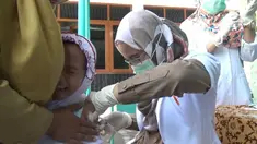 Orangtua dan guru harus turun tangan membujuk para siswa agar mau diimunisasi.