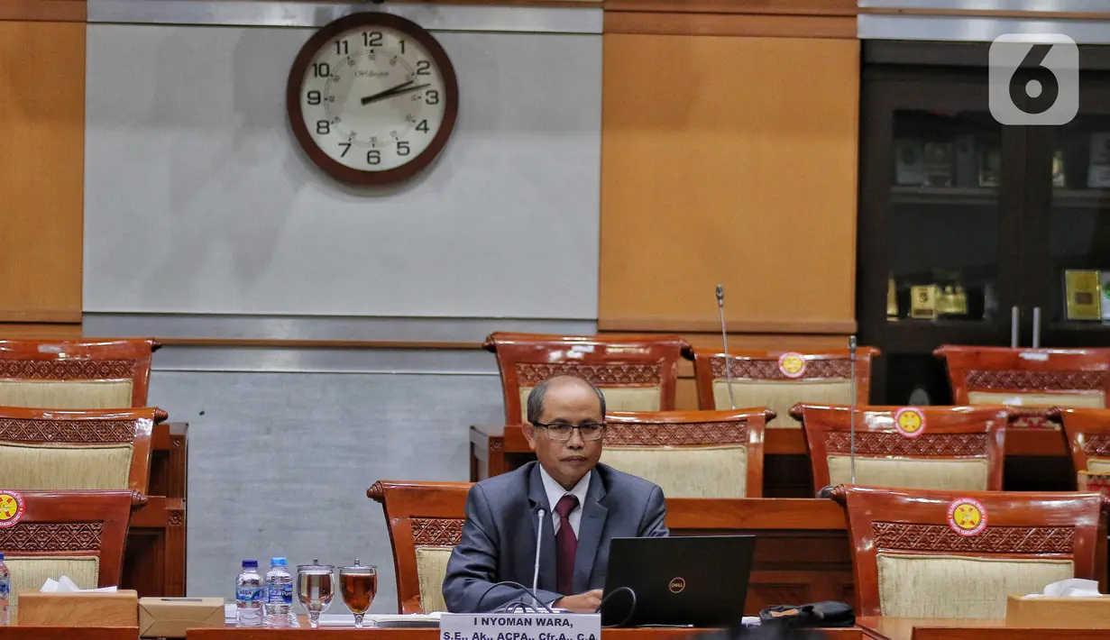 Auditor Badan Pemeriksa Keuangan (BPK), I Nyoman Wara bersiap mengikuti Uji Kelayakan dan Kepatutan (fit and proper test) Calon Pengganti Komisioner Komisi Pemberantasan Korupsi (KPK) di Ruang Rapat Komisi III DPR, Kompleks Parlemen, Senayan, Rabu (28/9/2022). Uji Kelayakan dan Kepatutan Calon Pengganti Komisioner KPK diikuti dua orang yakni Direktur Tata Usaha Negara Kejaksaan Agung, Johanis Tanak dan Auditor Badan Pemeriksa Keuangan (BPK), I Nyoman Wara yang akan menggantikan Lili Pintauli Siregar yang mengundurkan diri. (Liputan6.com/Angga Yuniar)