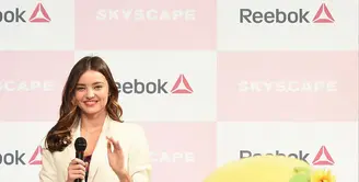 Miranda Kerr berpose dengan icon Reebok. (via justjared.com)