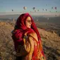 Gaya modis dan glamornya saat di Cappadocia pun diperlengkap dengan aksesori berupa  kacamata orange dan syal warna merah, makin chic! (Instagram/ashanty_ash).