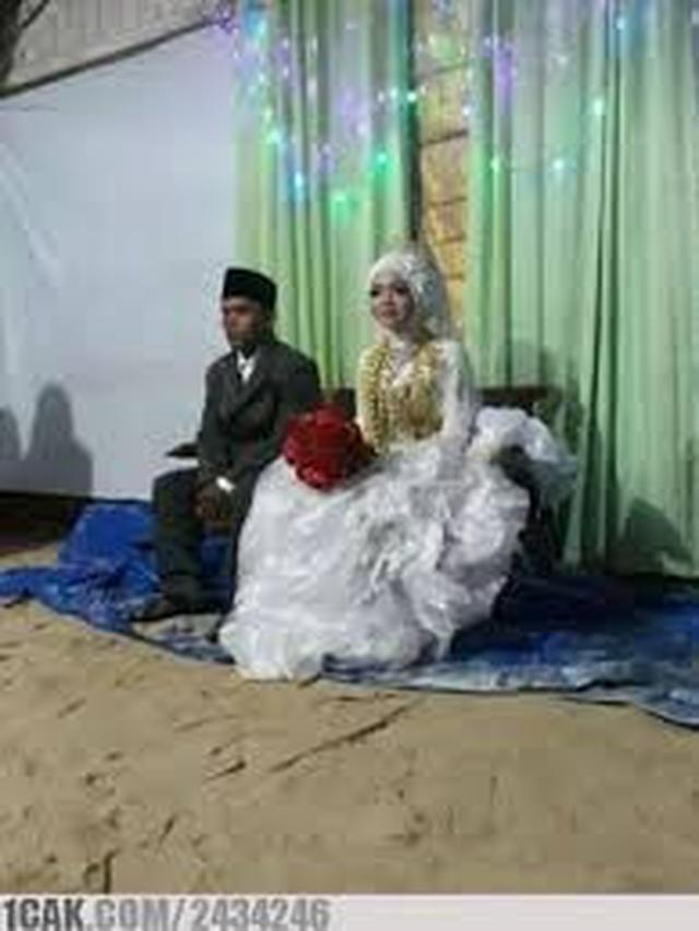 10 Tempat Duduk Pengantin di Nikahan Ini Tidak Biasa, Kocak