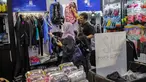Pengunjung melihat-lihat aneka barang dalam pameran Deep and Extreme Indonesia (DXI) 2019 di Jakarta, Kamis (4/4). DXI 2019 menawarkan kebutuhan hobi petualangan luar ruang (outdoor adventure) seperti diving. (Liputan6.com/Faizal Fanani)
