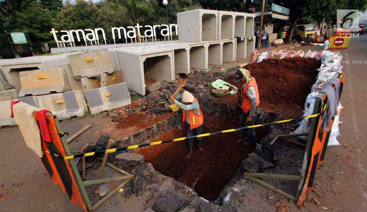 Pekerja melakukan pengerjaan penataan jalur pedestrian di Jalan Sisingamangaraja, Jakarta Selatan, Jumat (4/5). Selain melakukan penataan jalur pedestrian, dilokasi tersebut juga dilakukan pengerjaan perbaikan saluran air. (Liputan6.com/JohanTallo)