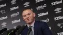 Mantan kapten Inggris, Wayne Rooney memberikan keterangan selama konferensi pers di Stadion Pride Park, pinggiran kota Derby, Selasa (6/8/2019). Mantan striker Manchester United itu resmi bergabung dengan klub kasta kedua Liga Inggris, Derby County sebagai pemain-pelatih. (Darren STAPLES / AFP)