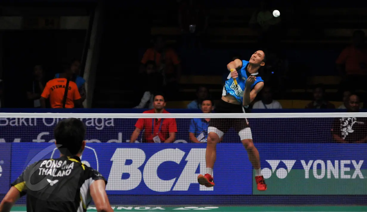Pebulutangkis tunggal putra Indonesia, Jonatan Christie mengembalikan kok ke arah pebulutangkis Boonsak Ponsana di turnamen BCA Indonesia Open Superseries Premier 2015 di Gelora Bung Karno, Jakarta, Selasa (2/6/2015). (Liputan6.com/Andrian M Tunay)