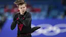 Evgeni Semenenko, dari Komite Olimpiade Rusia, berkompetisi dalam program skate bebas putra selama acara figure skating di Olimpiade Musim Dingin 2022, di Beijing, Kamis (10/2/2022). (AP Photo/Natacha Pisarenko)