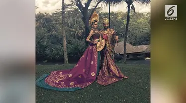 John Legend tak hanya memamerkan fotonya saat belibur di Bali. Ia dan istrinya juga mengenakan baju khas Bali lengkap.
