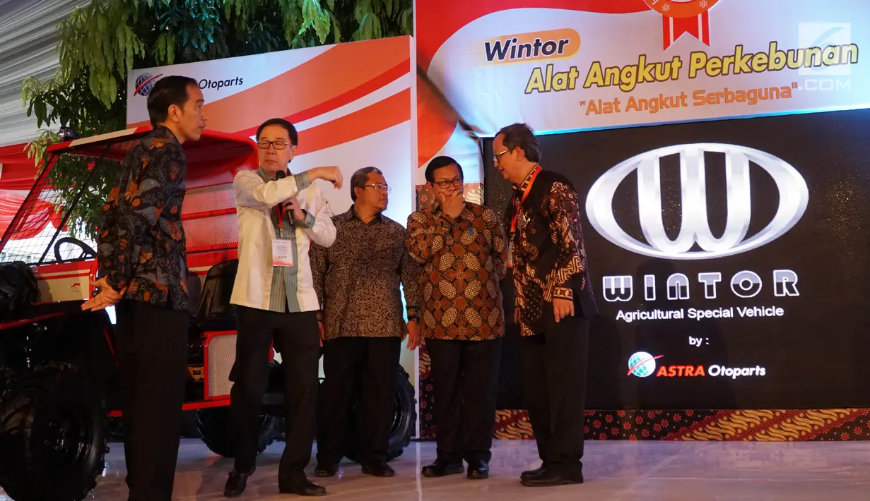 Presiden Jokowi didampingi Seskab Pramono Anung, Presdir Astra International Prijono Sugiarto dan Presdir Astra Otoparts Hamdhani Dzulkarnaen dalam peluncuran Program Pendidikan Vokasi Industri di Cikarang, Jumat (28/7). (Liputan6.com/Angga Yunani)